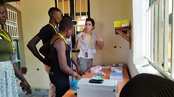 June Artachevarría explica a los voluntarios cómo poner gotas