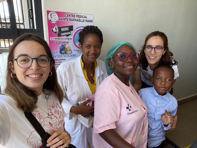 Alba Plou y María Gené se hacen un ‘selfie’ con sus alumnas