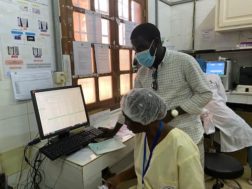 Técnico informático mostrando el uso de un ordenador