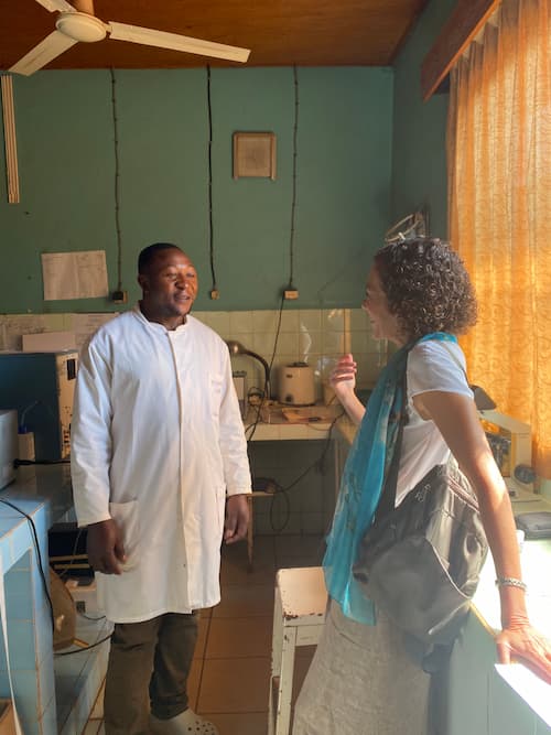 La directora de FR charla con técnico de laboratorio becado por la fundación