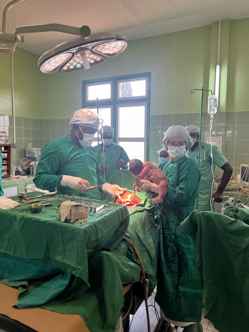 Ginecóloga voluntaria del hospital Infanta Elena de Valdemoro durante una cesárea en Camerún