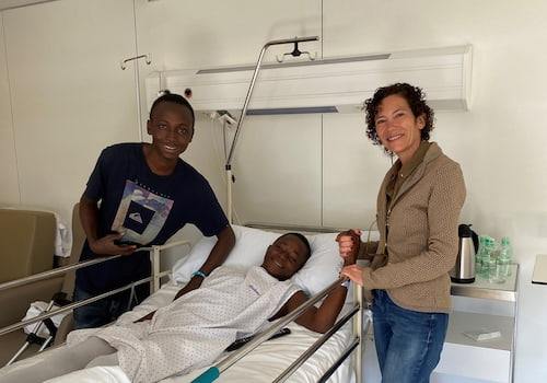 La directora de FR visitando a Wanga, paciente operado en España